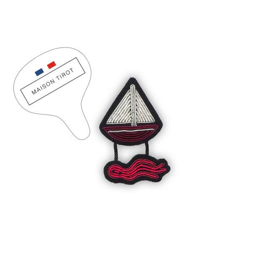 Brosă lucrată Barcă cu pânze