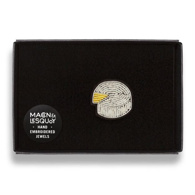 Brosă lucrată manual Camembert