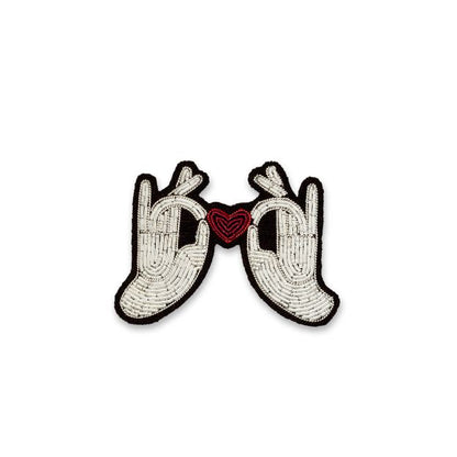 Brosă lucrată Mâini cu Inimă